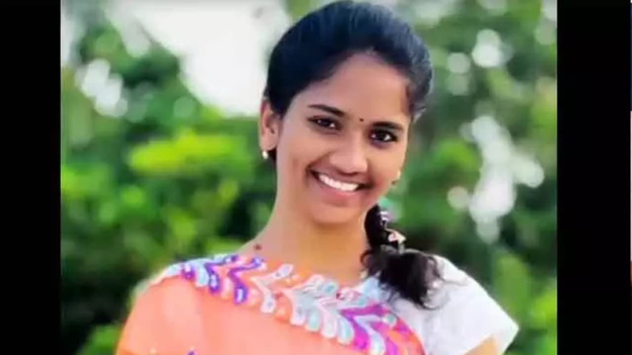 Andhra Pradesh: 22 ఏళ్ల యూట్యూబర్ అనుమానాస్పద మృతి.. వివాహేతర సంబంధమే కారణమా? Andhra Pradesh: 22 ఏళ్ల యూట్యూబర్ అనుమానాస్పద మృతి.. వివాహేతర సంబంధమే కారణమా?