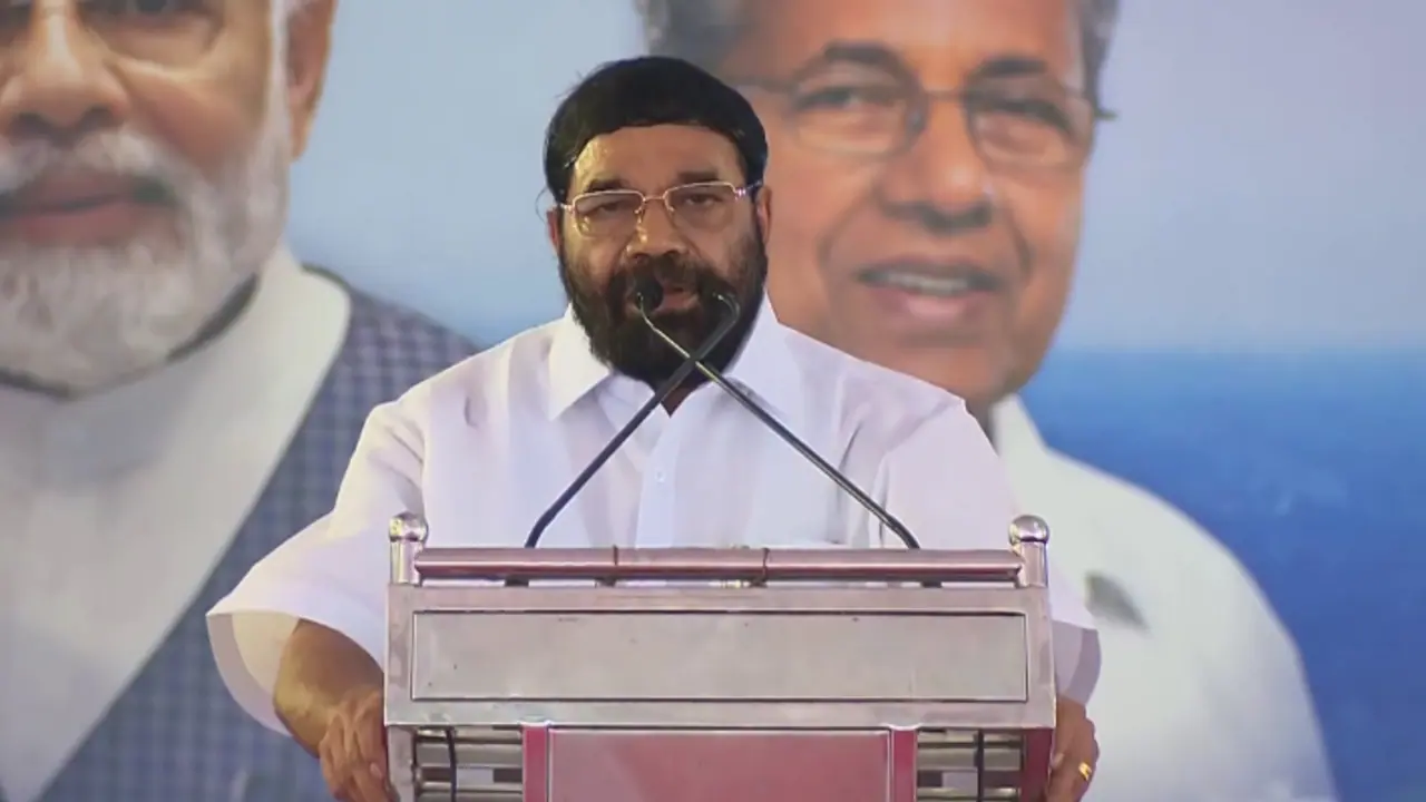 'കാലം കരുതിവെച്ച കര്‍മ്മയോഗി'; സ്വാഗത പ്രസംഗത്തിൽ മുഖ്യമന്ത്രിയെ പുകഴ്ത്തി തുറമുഖ മന്ത്രി വിഎൻ വാസവൻ