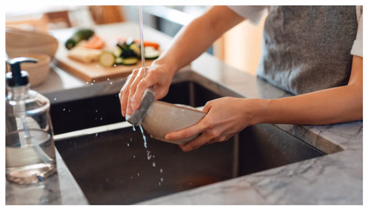 ഈ പാത്രങ്ങൾ കഴുകുമ്പോൾ സൂക്ഷിക്കണേ ഈ പാത്രങ്ങൾ കഴുകുമ്പോൾ സൂക്ഷിക്കണേ