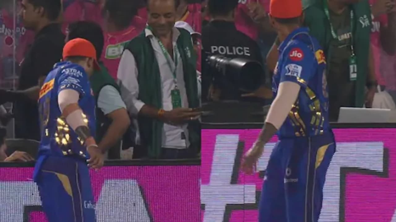 സിക്സ് അടിച്ച പന്ത് തെരയാൻ പോയി സൂര്യകുമാർ യാദവ്,ഇത് 'കണ്ടം ക്രിക്കറ്റല്ല', ഐപിഎല്ലാണെന്ന് ഓർമിപ്പിച്ച് ആരാധകർ സിക്സ് അടിച്ച പന്ത് തെരയാൻ പോയി സൂര്യകുമാർ യാദവ്,ഇത് 'കണ്ടം ക്രിക്കറ്റല്ല', ഐപിഎല്ലാണെന്ന് ഓർമിപ്പിച്ച് ആരാധകർ