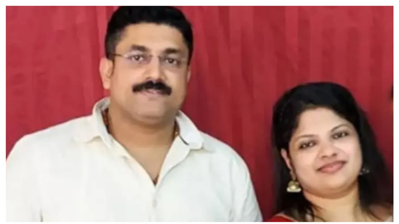 വഴക്കിന്റെ ശബ്ദവും നിലവിളിയും കേട്ടു, വാതിൽ തകർത്തപ്പോൾ ആദ്യം കണ്ടത് കഴുത്തറുത്ത നിലയിൽ സ്ത്രീയുടെ മൃതദേഹം വഴക്കിന്റെ ശബ്ദവും നിലവിളിയും കേട്ടു, വാതിൽ തകർത്തപ്പോൾ ആദ്യം കണ്ടത് കഴുത്തറുത്ത നിലയിൽ സ്ത്രീയുടെ മൃതദേഹം