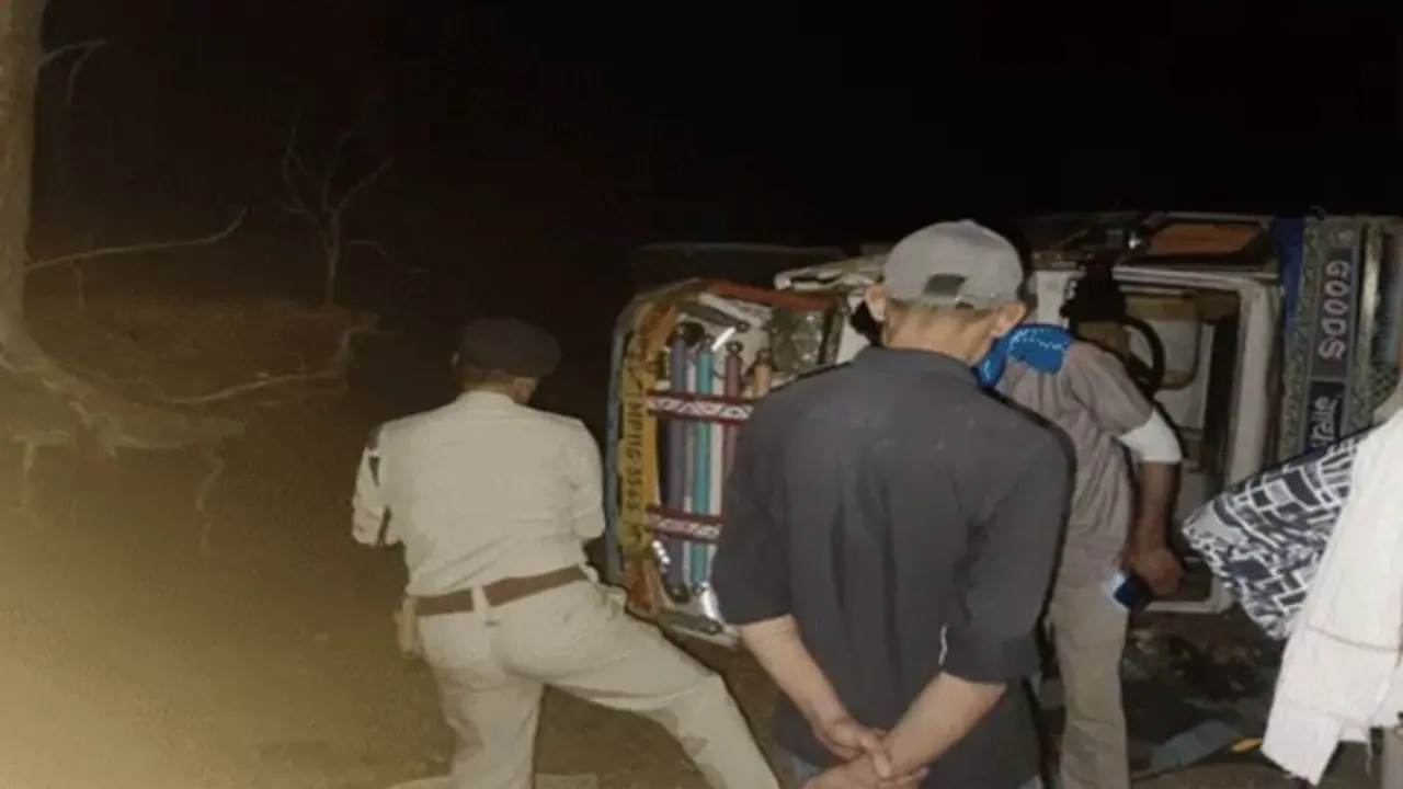 ట్రక్కు ట్రెయిలర్ ఢీ: 13 మంది మృతి ట్రక్కు ట్రెయిలర్ ఢీ: 13 మంది మృతి