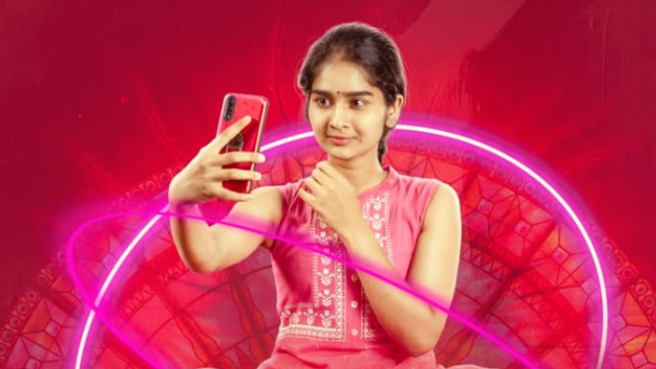 മൊബൈല് അഡിക്ഷന്റെ കഥയുമായി 'ഈ വലയം'; ഫസ്റ്റ് ലുക്ക് എത്തി മൊബൈല് അഡിക്ഷന്റെ കഥയുമായി 'ഈ വലയം'; ഫസ്റ്റ് ലുക്ക് എത്തി