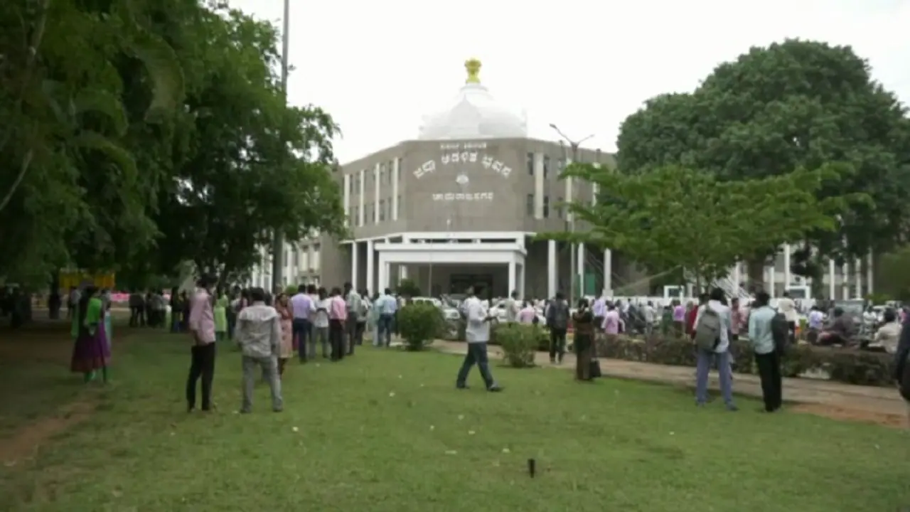 ಚಾಮರಾಜನಗರ ಜಿಲ್ಲಾಧಿಕಾರಿ ಕಚೇರಿಗೆ ಬಾಂಬ್ ಬೆದರಿಕೆ ಹಿನ್ನಲೆ: ಆತಂಕದ ವಾತಾವರಣ