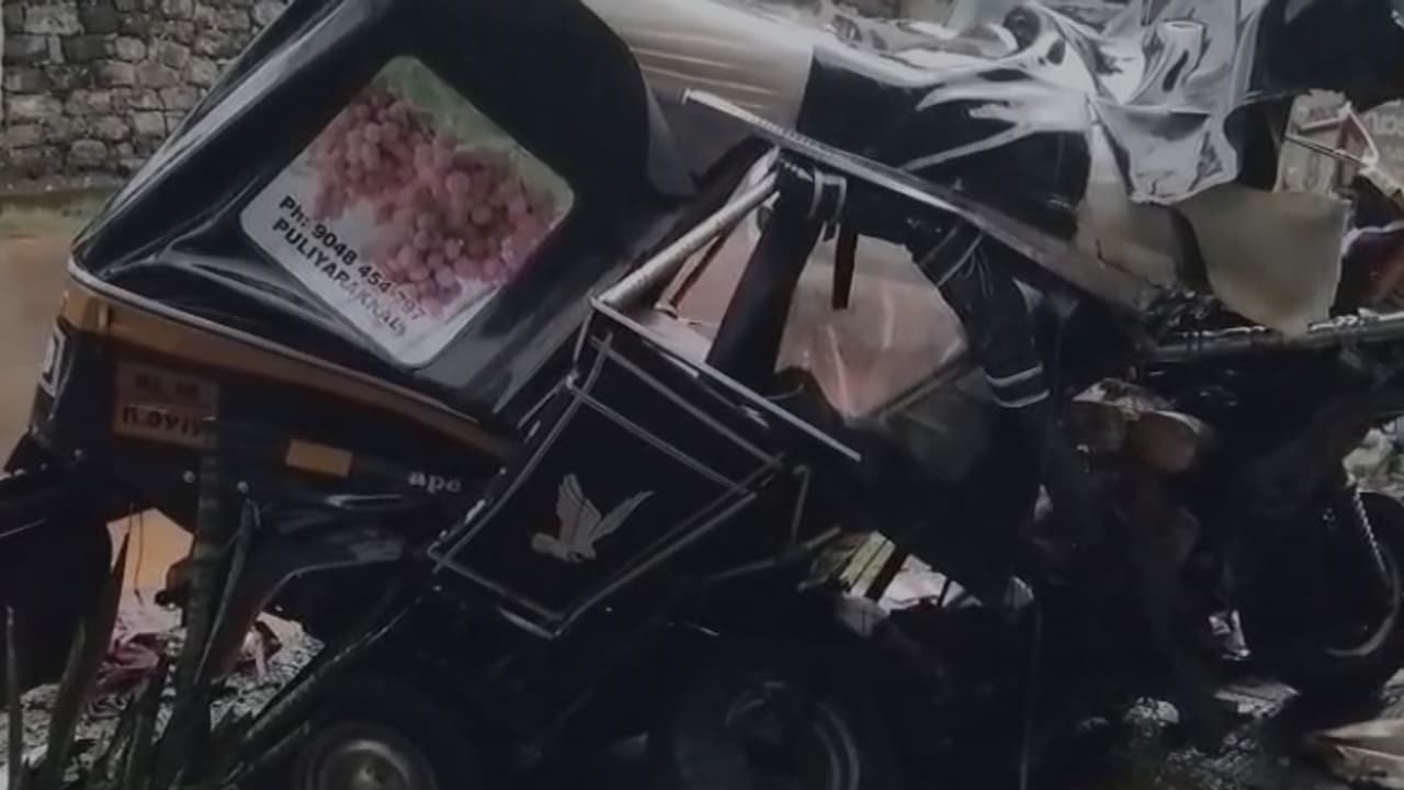 താമരശ്ശേരിയിൽ ഓട്ടോയും കാറും കൂട്ടിയിടിച്ച് അപകടം; ആറു പേർക്ക് പരിക്ക്, 2 പേരുടെ നില ഗുരുതരം താമരശ്ശേരിയിൽ ഓട്ടോയും കാറും കൂട്ടിയിടിച്ച് അപകടം; ആറു പേർക്ക് പരിക്ക്, 2 പേരുടെ നില ഗുരുതരം