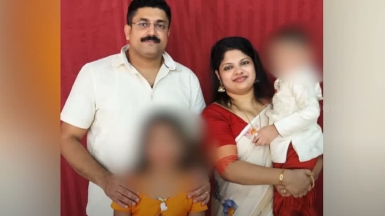 മക്കളെ നാട്ടിലാക്കി മടക്കം; കുവൈത്തിലെ ഫ്ലാറ്റിൽ നടന്നത് ദാരുണ സംഭവങ്ങൾ, ദമ്പതികളുടെ മൃതദേഹം നാട്ടിലേക്ക് മക്കളെ നാട്ടിലാക്കി മടക്കം; കുവൈത്തിലെ ഫ്ലാറ്റിൽ നടന്നത് ദാരുണ സംഭവങ്ങൾ, ദമ്പതികളുടെ മൃതദേഹം നാട്ടിലേക്ക്