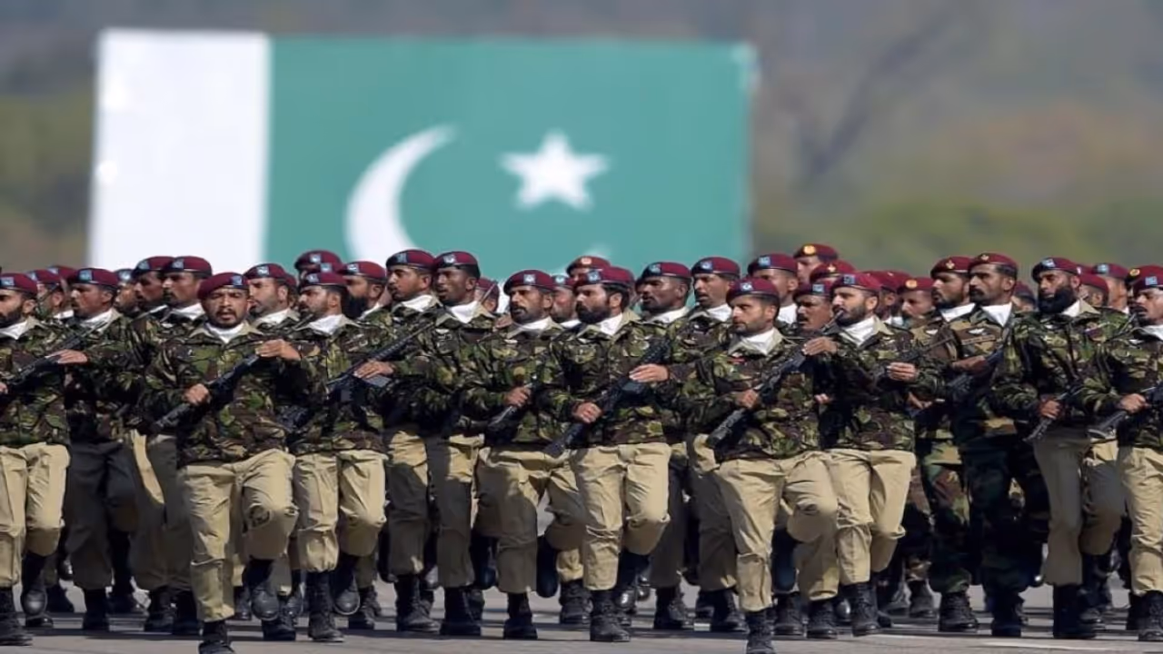 കടക്കെണിയിൽ മുങ്ങിതാഴ്ന്നപ്പോൾ പാകിസ്ഥാന് ഐഎംഎഫ് സഹായം; പിന്നാലെ സൈന്യത്തിന് കൂടുതൽ ഫണ്ട് അനുവദിക്കാൻ തീരുമാനം