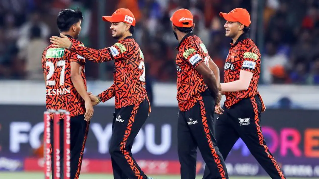 ഡല്ഹിക്ക് രക്ഷയായി മഴ! ഹൈദരാബദിനെതിരായ മത്സരം ഉപേക്ഷിച്ചു, ഇരുവരും പോയിന്റ് പങ്കിട്ടു ഡല്ഹിക്ക് രക്ഷയായി മഴ! ഹൈദരാബദിനെതിരായ മത്സരം ഉപേക്ഷിച്ചു, ഇരുവരും പോയിന്റ് പങ്കിട്ടു