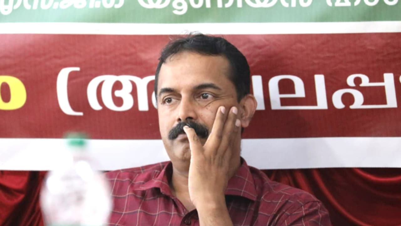 കെഎസ്എഫ്ഇയിൽ ചിട്ടി വായ്പക്കായി നൽകിയ രേഖകൾ ഉപയോഗിച്ച് തട്ടിപ്പ്: ഒളിവിൽ പോയ ജീവനക്കാരനെതിരെ പുതിയ കേസ് കെഎസ്എഫ്ഇയിൽ ചിട്ടി വായ്പക്കായി നൽകിയ രേഖകൾ ഉപയോഗിച്ച് തട്ടിപ്പ്: ഒളിവിൽ പോയ ജീവനക്കാരനെതിരെ പുതിയ കേസ്