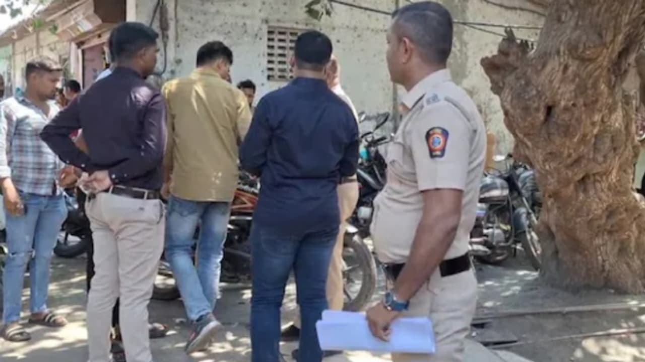 രാത്രി ഷിഫ്റ്റ് കഴിഞ്ഞെത്തിയപ്പോൾ വീട് തുറക്കുന്നില്ല, ജനലിലൂടെ നോക്കിയപ്പോൾ ഭാര്യയും 3 മക്കളും മരിച്ച നിലയിൽ