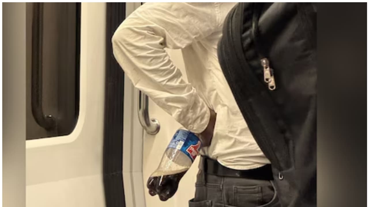 തംസ്അപ്പ് കുപ്പി കൈയിൽ, ഇടയ്ക്കിടെ കുടിച്ചു; അടുത്തിരുന്ന പെൺകുട്ടിക്ക് അസ്വസ്ഥത, കുപ്പിയിൽ മദ്യമെന്ന് ആക്ഷേപം