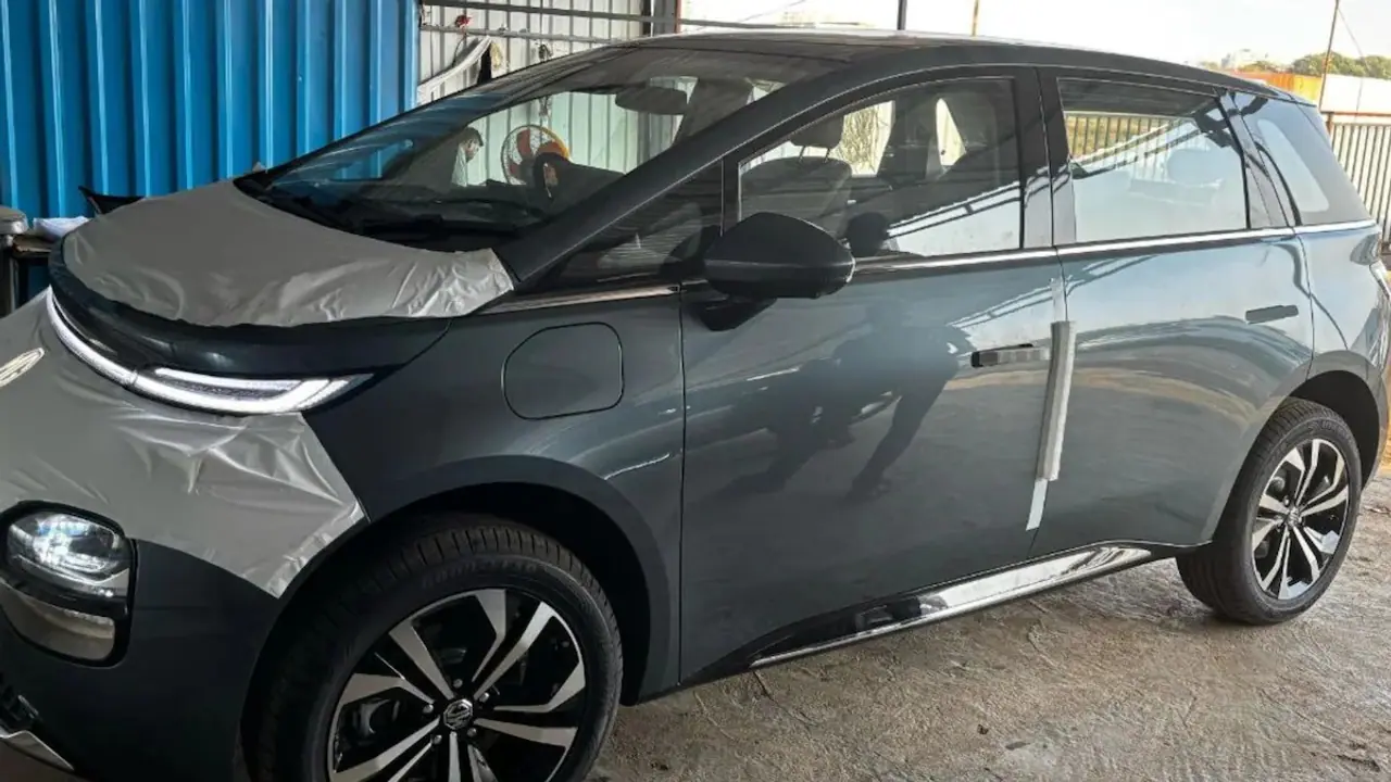 ലോഞ്ചിന് തൊട്ടുമുമ്പ് എംജി വിൻഡ്സർ പ്രോ ചോർന്നു! ഇന്റീരിയർ, എക്സ്റ്റീരിയർ മാറ്റങ്ങൾ പുറത്ത് ലോഞ്ചിന് തൊട്ടുമുമ്പ് എംജി വിൻഡ്സർ പ്രോ ചോർന്നു! ഇന്റീരിയർ, എക്സ്റ്റീരിയർ മാറ്റങ്ങൾ പുറത്ത്