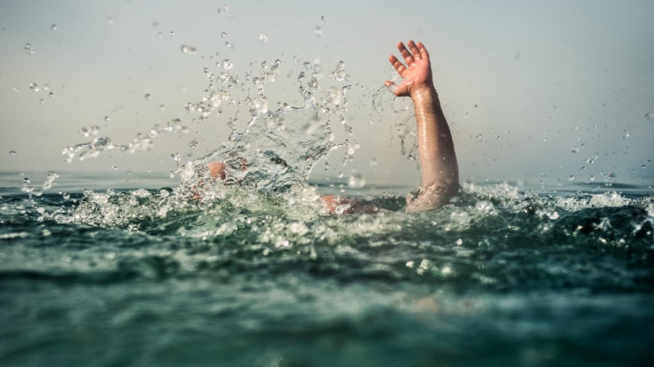 കടലിൽ നീന്തുന്നതിനിടെ സഹോദരങ്ങൾ മുങ്ങിമരിച്ചു, മരിച്ചത് ഏഴും പത്തും വയസ്സുള്ള കുട്ടികൾ, സംഭവം ഒമാനിൽ കടലിൽ നീന്തുന്നതിനിടെ സഹോദരങ്ങൾ മുങ്ങിമരിച്ചു, മരിച്ചത് ഏഴും പത്തും വയസ്സുള്ള കുട്ടികൾ, സംഭവം ഒമാനിൽ