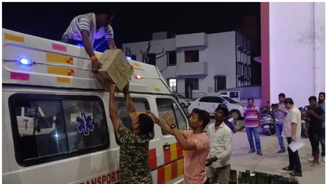 ചീറിപ്പാഞ്ഞ് ആംബുലൻസ്, ഉള്ളിൽ രോഗിയില്ല; പരിശോധിച്ച പൊലീസ് ഞെട്ടി, 40 ബോക്സുകളിൽ 10 ലക്ഷത്തിന്‍റെ വിദേശ മദ്യം