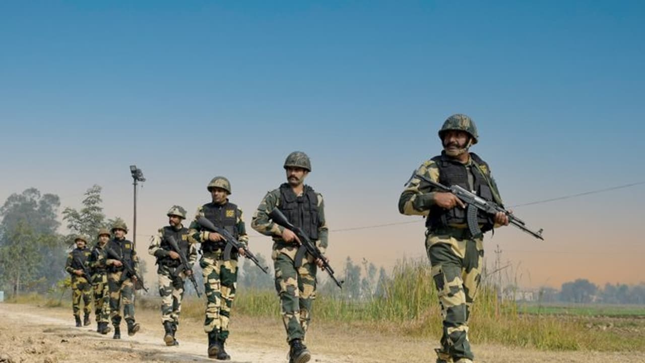 രാത്രിയുടെ മറവിൽ അതിർത്തി കടക്കാൻ ശ്രമിച്ച് പാക് നുഴഞ്ഞുകയറ്റക്കാരൻ; മുന്നറിയിപ്പ് അവഗണിച്ചതോടെ വധിച്ച് സൈന്യം രാത്രിയുടെ മറവിൽ അതിർത്തി കടക്കാൻ ശ്രമിച്ച് പാക് നുഴഞ്ഞുകയറ്റക്കാരൻ; മുന്നറിയിപ്പ് അവഗണിച്ചതോടെ വധിച്ച് സൈന്യം