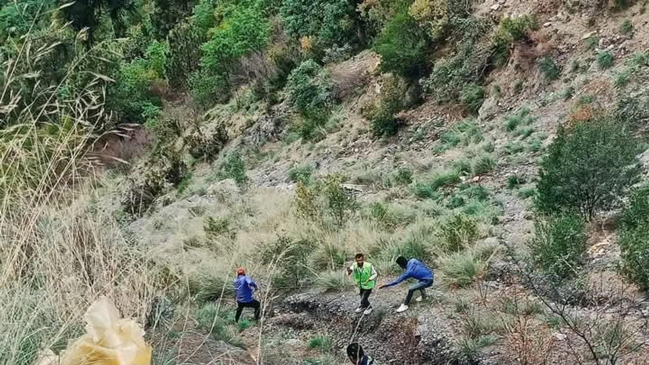 జమ్మూ కాశ్మీర్లో ఘోర ప్రమాదం: ముగ్గురు జవాన్లు మృతి జమ్మూ కాశ్మీర్లో ఘోర ప్రమాదం: ముగ్గురు జవాన్లు మృతి