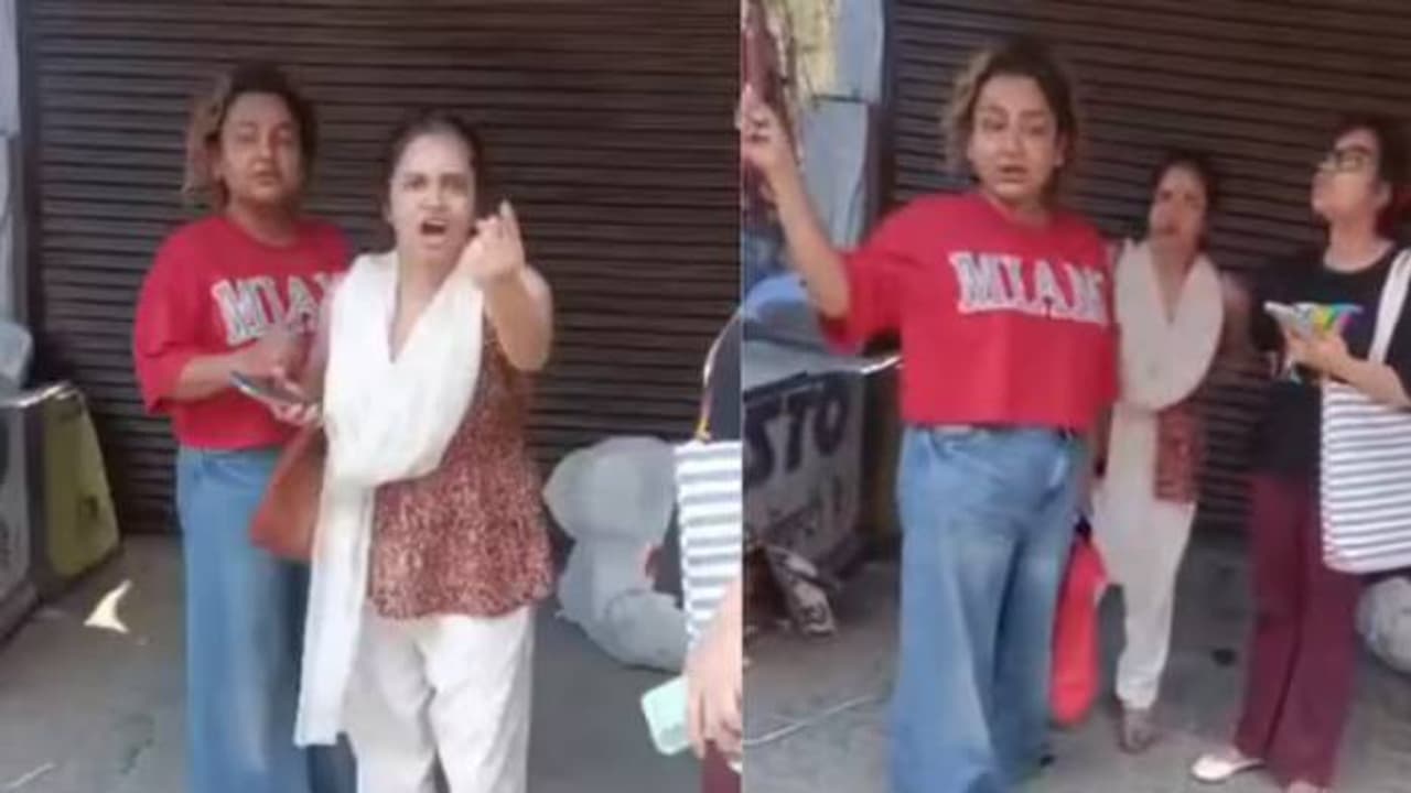 നടുറോഡിൽ ഡ്രൈവറും സ്ത്രീകളും തമ്മിൽ പൊരിഞ്ഞ വഴക്ക്, വൈറലായി വീഡിയോ നടുറോഡിൽ ഡ്രൈവറും സ്ത്രീകളും തമ്മിൽ പൊരിഞ്ഞ വഴക്ക്, വൈറലായി വീഡിയോ