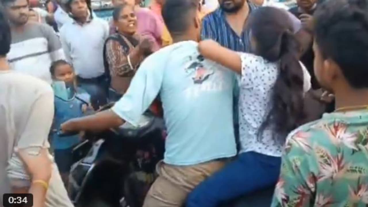 കാമുകിക്കൊപ്പം കറങ്ങിനടന്നു, ഒരുമിച്ച് നൂഡില്സ് കഴിച്ചു, മകനെ നടുറോഡിൽ ചെരുപ്പൂരിയടിച്ച് മാതാപിതാക്കൾ കാമുകിക്കൊപ്പം കറങ്ങിനടന്നു, ഒരുമിച്ച് നൂഡില്സ് കഴിച്ചു, മകനെ നടുറോഡിൽ ചെരുപ്പൂരിയടിച്ച് മാതാപിതാക്കൾ