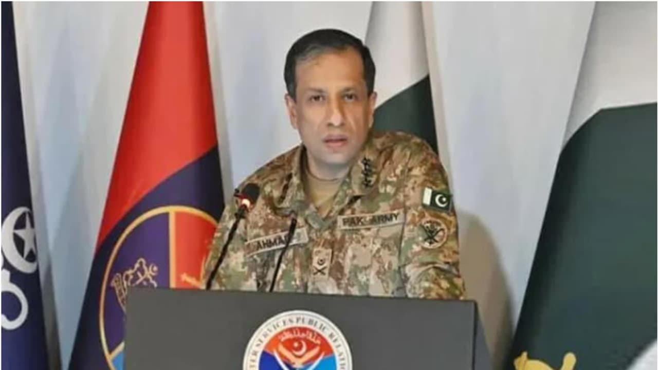 പാകിസ്ഥാനിലെ ആക്രമണങ്ങൾക്ക് പിന്നിൽ ഇന്ത്യയെന്ന് പാക് ഉപപ്രധാനമന്ത്രി; 'തെളിവുകൾ' പൊളിച്ച് എക്സ് ഉപയോക്താവ് പാകിസ്ഥാനിലെ ആക്രമണങ്ങൾക്ക് പിന്നിൽ ഇന്ത്യയെന്ന് പാക് ഉപപ്രധാനമന്ത്രി; 'തെളിവുകൾ' പൊളിച്ച് എക്സ് ഉപയോക്താവ്