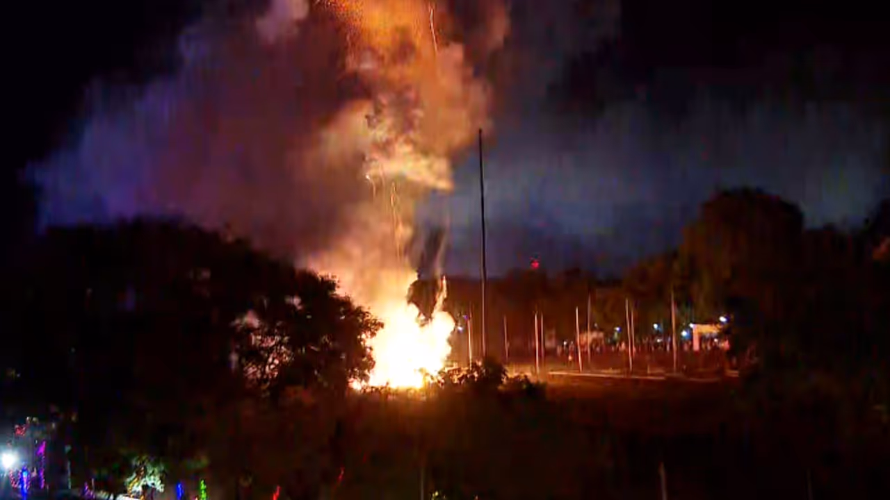 തൃശൂര് പൂരം സാമ്പിള് വെടിക്കെട്ടിനിടെ അപകടം; ഫയര്ഫോഴ്സ് ഉദ്യോഗസ്ഥന് പരിക്ക് തൃശൂര് പൂരം സാമ്പിള് വെടിക്കെട്ടിനിടെ അപകടം; ഫയര്ഫോഴ്സ് ഉദ്യോഗസ്ഥന് പരിക്ക്