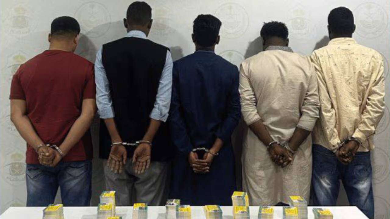 വ്യാജ പരസ്യത്തിലൂടെ ഹജ്ജ് തീർഥാടകരെ കബളിപ്പിക്കാൻ ശ്രമം, അഞ്ച് പ്രവാസികൾ അറസ്റ്റിൽ വ്യാജ പരസ്യത്തിലൂടെ ഹജ്ജ് തീർഥാടകരെ കബളിപ്പിക്കാൻ ശ്രമം, അഞ്ച് പ്രവാസികൾ അറസ്റ്റിൽ