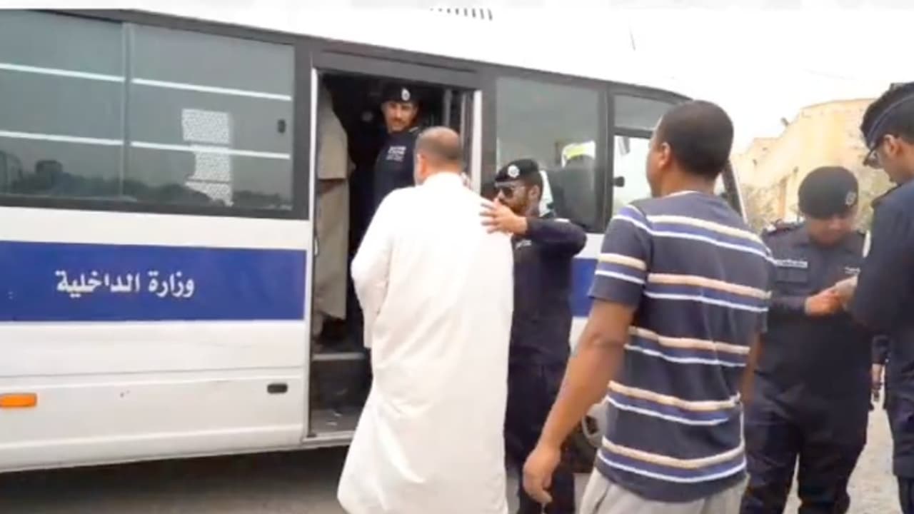 കുവൈത്തിലെ കബ്ദിൽ വ്യാപക സുരക്ഷാ പരിശോധന; താമസ, തൊഴിൽ നിയമങ്ങൾ ലംഘിച്ച 21 പേർ അറസ്റ്റിൽ കുവൈത്തിലെ കബ്ദിൽ വ്യാപക സുരക്ഷാ പരിശോധന; താമസ, തൊഴിൽ നിയമങ്ങൾ ലംഘിച്ച 21 പേർ അറസ്റ്റിൽ