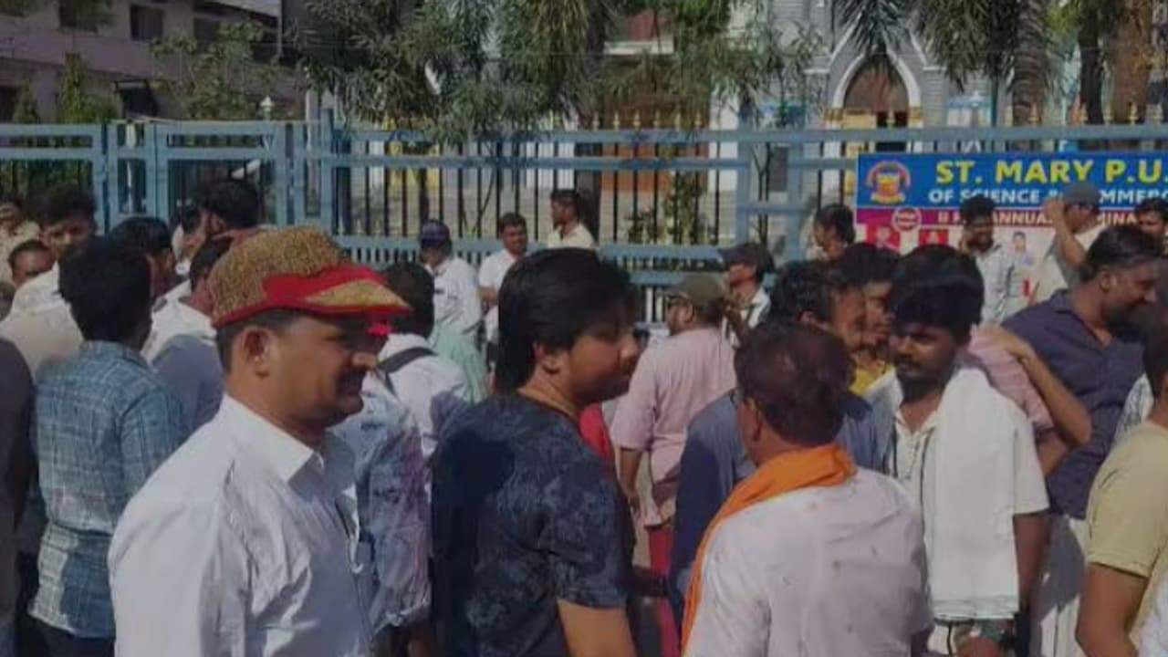 നീറ്റ് പരീക്ഷയ്ക്ക് വിദ്യാർത്ഥിയുടെ പൂണൂൽ അഴിപ്പിച്ചു; പ്രതിഷേധം, 2 ഉദ്യോഗസ്ഥർക്കെതിരെ കേസെടുത്ത് പൊലീസ്