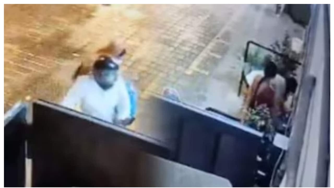 വൈകീട്ട് ഏഴ് മണിയോടെ യുവതിയുമായി ഉദ്യോഗസ്ഥൻ ടൂറിസം ഓഫീസില്‍; ഒന്നല്ല, പലതവണയെന്ന് സിസിടിവി, വിവാദം