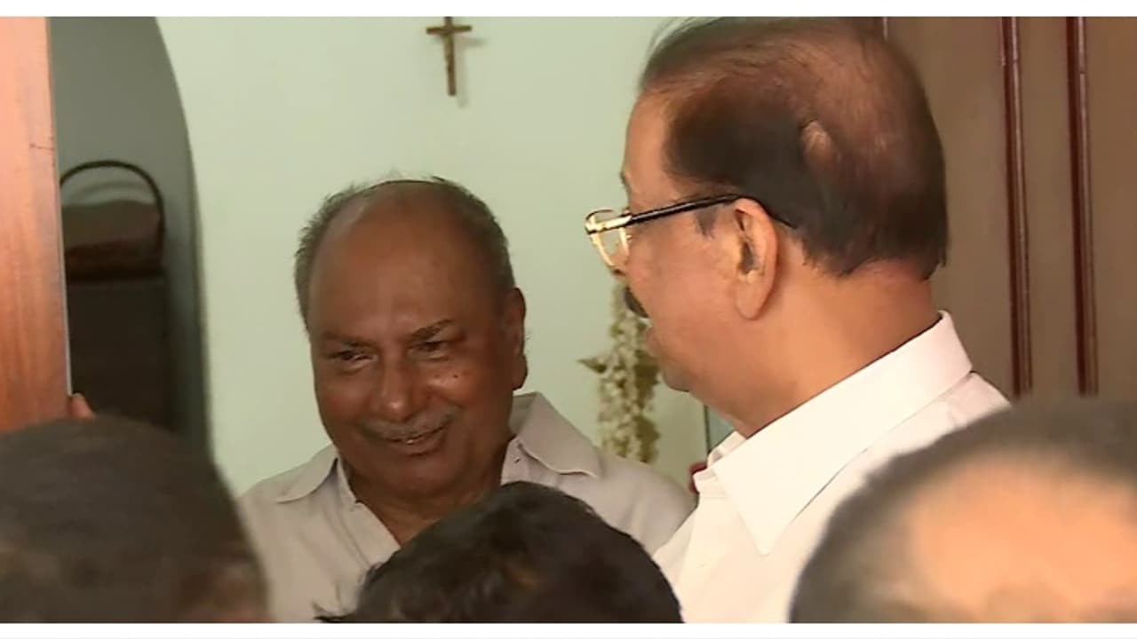 'പ്രസിഡന്റിനെ മാറ്റാനാണ് തീരുമാനമെങ്കിൽ മാറിത്തരാം, അപമാനിക്കുന്നത് ഒഴിവാക്കണം'; ആന്റണിയെ കണ്ട് സുധാകരന് 'പ്രസിഡന്റിനെ മാറ്റാനാണ് തീരുമാനമെങ്കിൽ മാറിത്തരാം, അപമാനിക്കുന്നത് ഒഴിവാക്കണം'; ആന്റണിയെ കണ്ട് സുധാകരന്