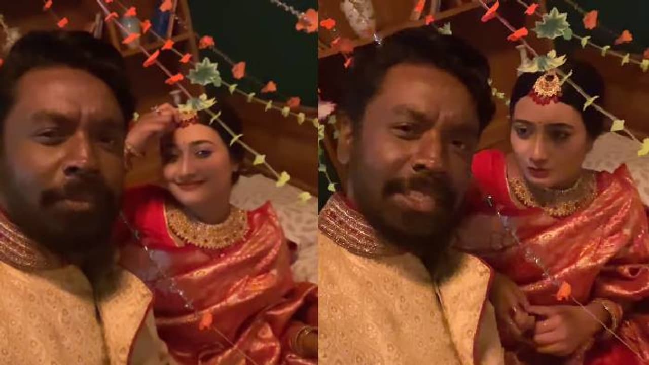 'സ്വകാര്യജീവിതവും ആളുകളെ കാണിക്കുമോ', ആദ്യരാത്രി ഭാര്യയുടെ ചോദ്യം, മറുപടി കേട്ടതോടെ 'ക്യൂട്ടെ'ന്ന് നെറ്റിസൺസ് 'സ്വകാര്യജീവിതവും ആളുകളെ കാണിക്കുമോ', ആദ്യരാത്രി ഭാര്യയുടെ ചോദ്യം, മറുപടി കേട്ടതോടെ 'ക്യൂട്ടെ'ന്ന് നെറ്റിസൺസ്