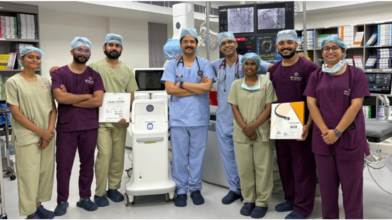 ബൈപാസ് ശസ്ത്രക്രിയ വേണ്ടെന്ന് രോഗി; പക്ഷേ 3 പ്രധാന ഹൃദയധമനികളിലും ബ്ലോക്ക്, വിജയംകണ്ടത് ലേസർ ആൻജിയോപ്ലാസ്റ്റി ബൈപാസ് ശസ്ത്രക്രിയ വേണ്ടെന്ന് രോഗി; പക്ഷേ 3 പ്രധാന ഹൃദയധമനികളിലും ബ്ലോക്ക്, വിജയംകണ്ടത് ലേസർ ആൻജിയോപ്ലാസ്റ്റി