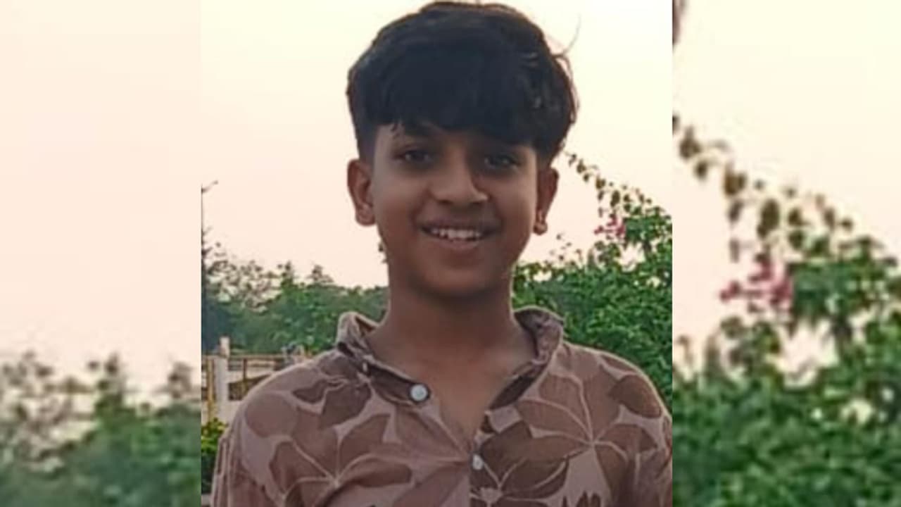 പെരിയാറിന്റെ കൈതോടിൽ കുളിക്കാനിറങ്ങി, 4 പേർ ഒഴുക്കിൽ പെട്ടു, മൂന്നുപേരെ കരയ്ക്ക് കയറ്റി, 12 കാരന് ദാരുണാന്ത്യം പെരിയാറിന്റെ കൈതോടിൽ കുളിക്കാനിറങ്ങി, 4 പേർ ഒഴുക്കിൽ പെട്ടു, മൂന്നുപേരെ കരയ്ക്ക് കയറ്റി, 12 കാരന് ദാരുണാന്ത്യം