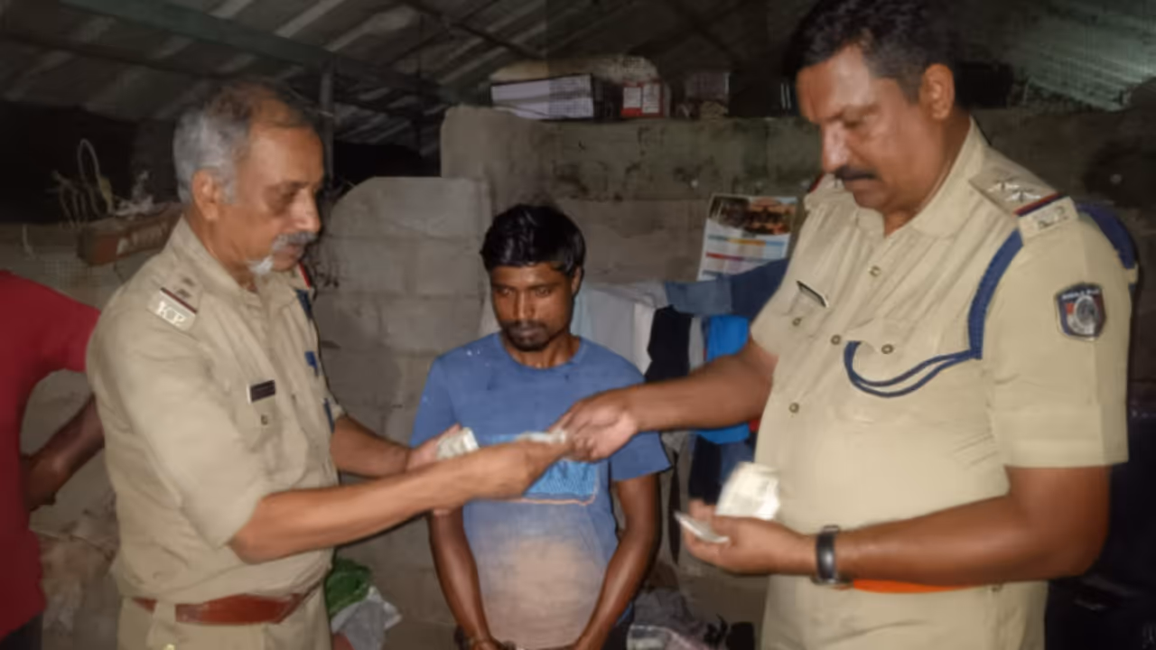 മീൻ വിൽപനക്കാർക്കും ലോട്ടറി വിൽക്കുന്നർക്കും കള്ളനോട്ട്; വീട്ടിൽ 29000 രൂപയുടെ കള്ളനോട്ടുമായി അസം സ്വദേശികൾ മീൻ വിൽപനക്കാർക്കും ലോട്ടറി വിൽക്കുന്നർക്കും കള്ളനോട്ട്; വീട്ടിൽ 29000 രൂപയുടെ കള്ളനോട്ടുമായി അസം സ്വദേശികൾ