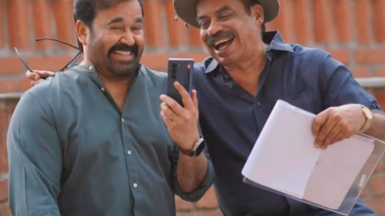  കുസൃതിയോടെ മോഹൻലാല്‍, സത്യൻ അന്തിക്കാടിനൊപ്പമുള്ള ഫോട്ടോ ചര്‍ച്ചയാകുന്നു