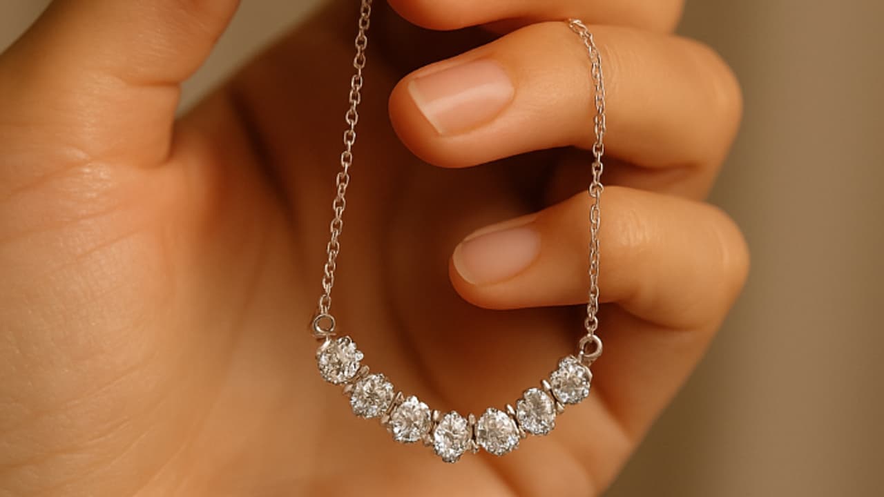 പ്ലാൻ ചെയ്ത് ഹോട്ടൽ മുറിയിലേക്ക് വരുത്തി, വ്യാപാരിയെ കെട്ടിയിട്ട് 20 കോടിയുടെ വജ്രാഭരണം കവർന്നു; 4 പേർ പിടിയിൽ പ്ലാൻ ചെയ്ത് ഹോട്ടൽ മുറിയിലേക്ക് വരുത്തി, വ്യാപാരിയെ കെട്ടിയിട്ട് 20 കോടിയുടെ വജ്രാഭരണം കവർന്നു; 4 പേർ പിടിയിൽ