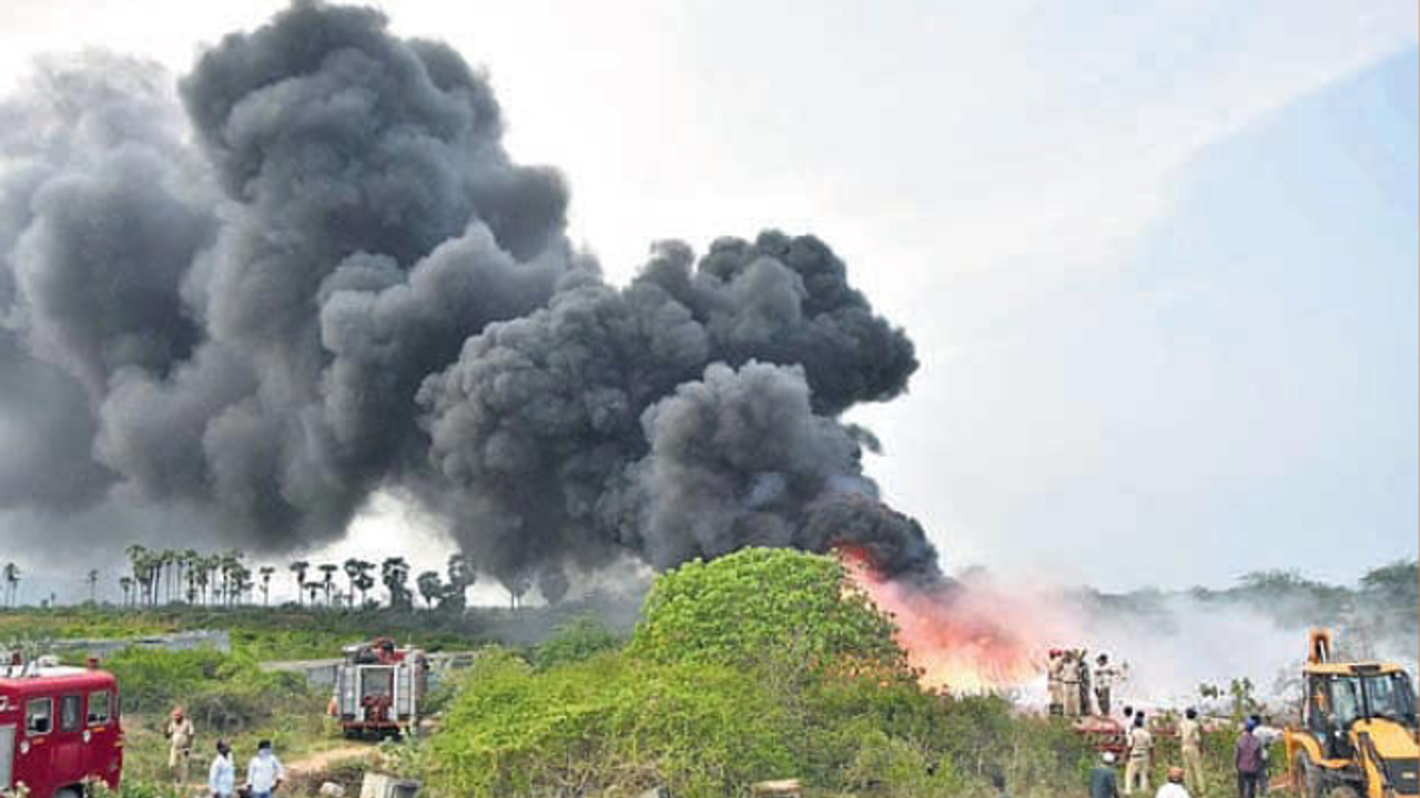 പ്രധാനമന്ത്രിയുടെ വാഹനവ്യൂഹത്തിനടുത്ത് രണ്ട് സ്ഥലങ്ങളിൽ തീപിടുത്തം; വിശദമായ അന്വേഷണമെന്ന് ആന്ധ്ര അധികൃതർ പ്രധാനമന്ത്രിയുടെ വാഹനവ്യൂഹത്തിനടുത്ത് രണ്ട് സ്ഥലങ്ങളിൽ തീപിടുത്തം; വിശദമായ അന്വേഷണമെന്ന് ആന്ധ്ര അധികൃതർ