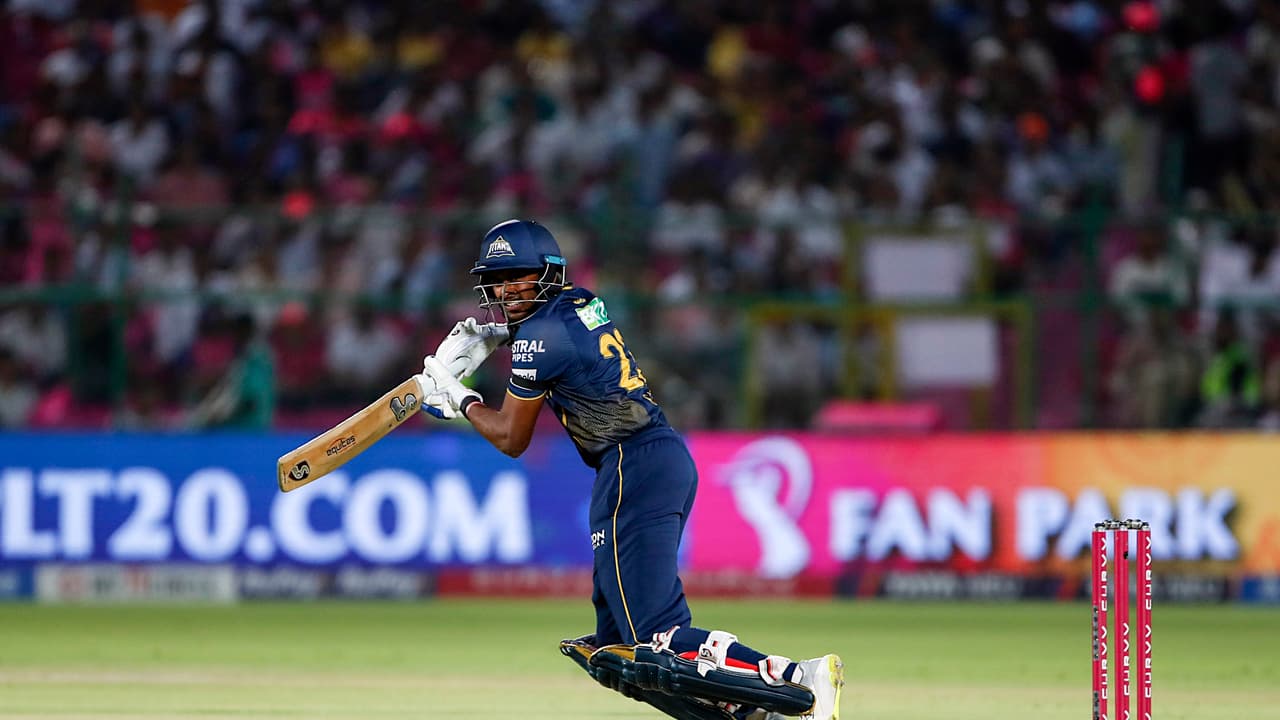 ഗുജറാത്ത് ടൈറ്റന്‍സിന് മികച്ച തുടക്കം നല്‍കി ഗില്‍ സായ് സഖ്യം; ഡല്‍ഹിക്കെതിരെ മോഹിപ്പിക്കുന്ന തുടക്കം