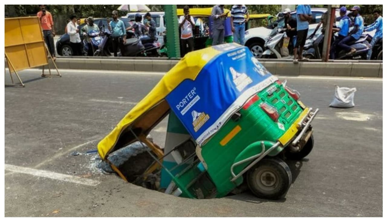 റോഡ് പുതിയത്, ആറ് വരി പാത പക്ഷേ, ഓടിയ ഓട്ടോ മൂക്കും കുത്തി കുഴിയിലേക്ക്