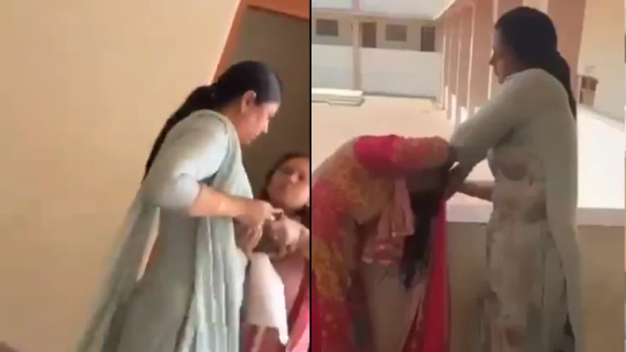 സ്കൂളിൽ പ്രിൻസിപ്പലും ലൈബ്രേറിയനും തമ്മിൽ പൊരിഞ്ഞ അടി നടക്കുന്നതിന്റെ വീഡിയോ വൈറൽ; ഇരുവര്ക്കും ജോലി പോയി സ്കൂളിൽ പ്രിൻസിപ്പലും ലൈബ്രേറിയനും തമ്മിൽ പൊരിഞ്ഞ അടി നടക്കുന്നതിന്റെ വീഡിയോ വൈറൽ; ഇരുവര്ക്കും ജോലി പോയി