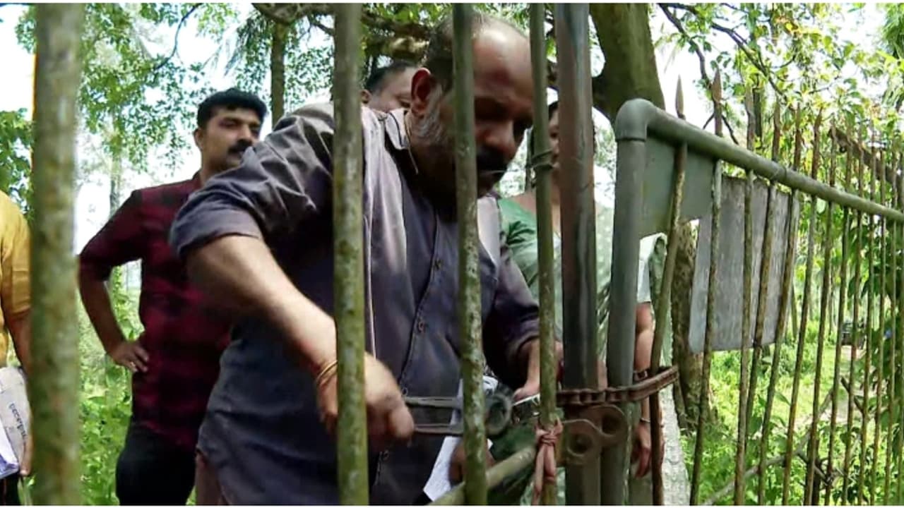 എൽസ്റ്റണിലെ ഫാക്ടറിയും കെട്ടിടങ്ങളും സർക്കാർ ഏറ്റെടുത്തു, അകത്ത് കടന്നത് ഫാക്ടറിയുടെ പൂട്ട് തകർത്ത് എൽസ്റ്റണിലെ ഫാക്ടറിയും കെട്ടിടങ്ങളും സർക്കാർ ഏറ്റെടുത്തു, അകത്ത് കടന്നത് ഫാക്ടറിയുടെ പൂട്ട് തകർത്ത്