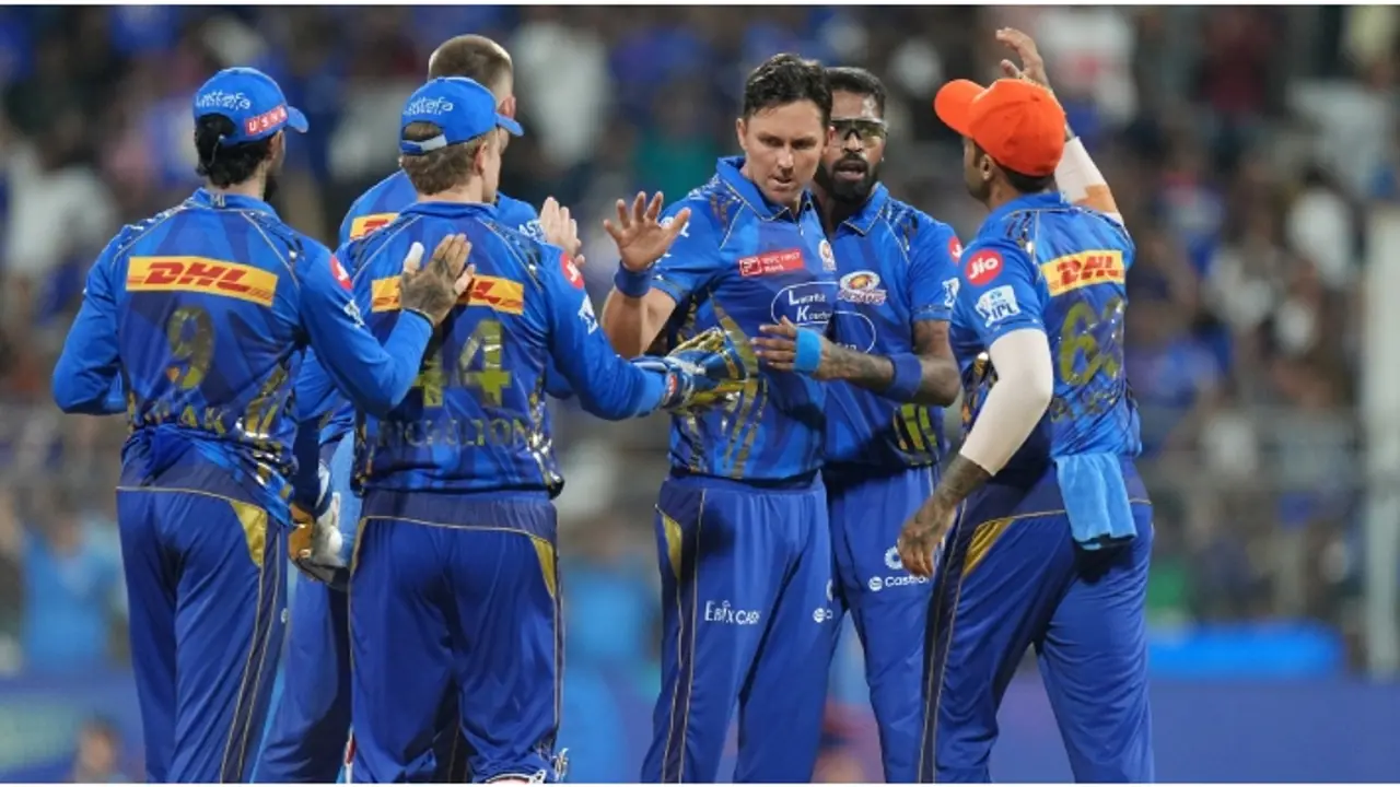 പവര്‍ പ്ലേയിൽ ഗുജറാത്തിനെ പിടിച്ചുനിര്‍ത്തി മുംബൈ; വാങ്കഡെയിൽ മഴ ഭീഷണി