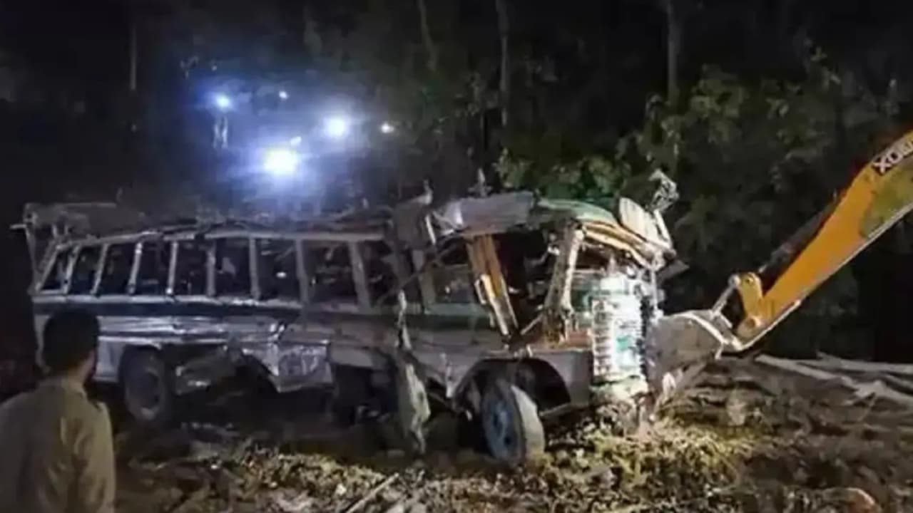 ജമ്മു കശ്മീരില്‍ സൈനിക വാഹനം കൊക്കയിലേക്ക് മറിഞ്ഞു; രണ്ട് സൈനികർക്ക് വീരമൃത്യു 