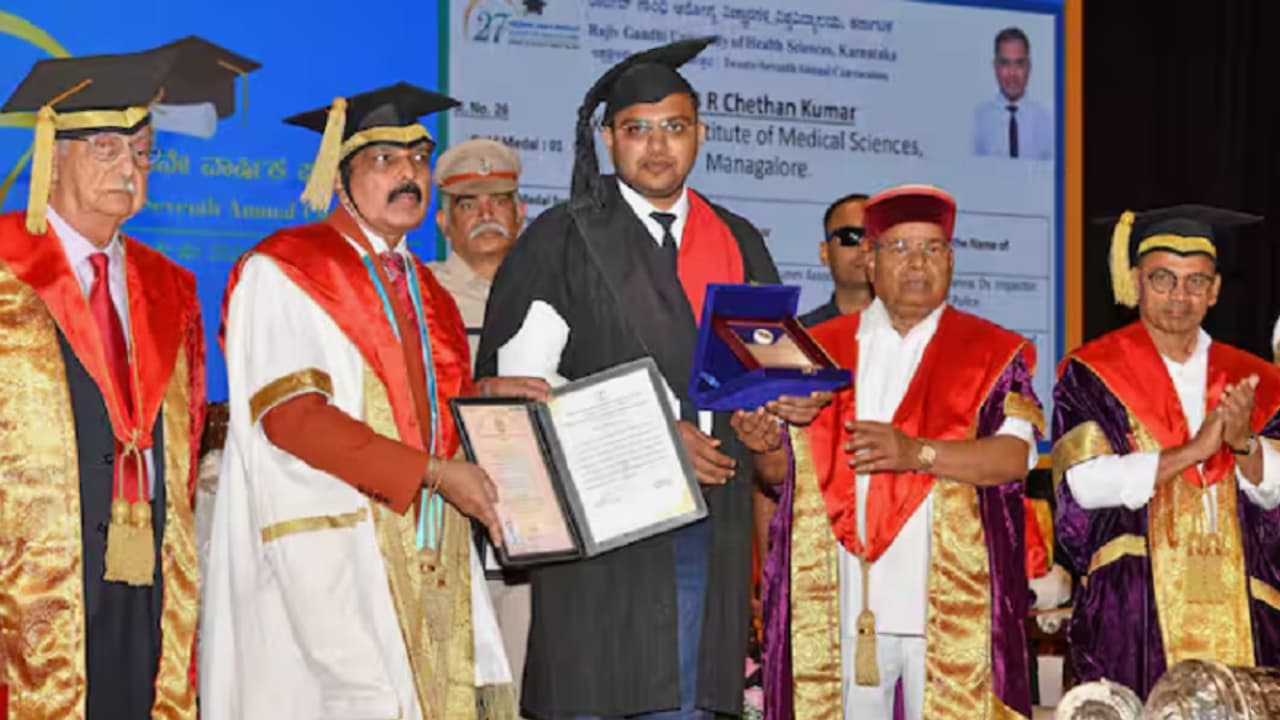 ಗ್ರಾಮೀಣ ಜನರ ಸೇವೆಗೆ ವೈದ್ಯರು ಸಮಯ ಮೀಸಲಿಡಿ: ಅಜೀಂ ಪ್ರೇಮ್‌ಜಿ