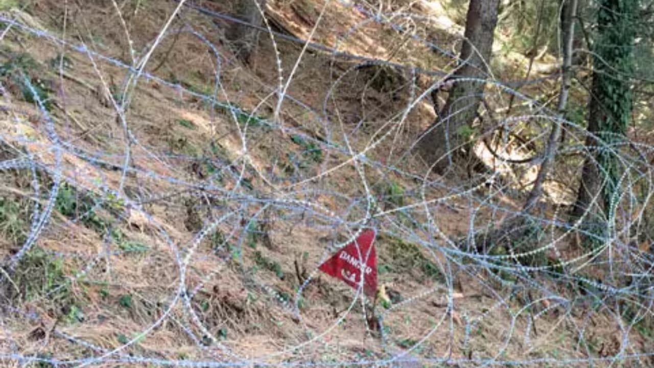 எல்லைக் கட்டுப்பாட்டுக் கோட்டில் துப்பாக்கிச் சூடு: பொதுமக்கள் மூவர் பலி!!