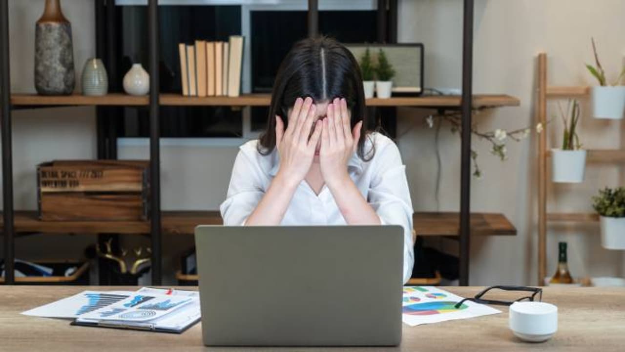 ഓഫ് ദിവസം ജോലിയിൽ നിന്നും പിരിച്ചുവിട്ടു, 25 ലക്ഷം നഷ്ടപരിഹാരം നൽകാൻ വിധി ഓഫ് ദിവസം ജോലിയിൽ നിന്നും പിരിച്ചുവിട്ടു, 25 ലക്ഷം നഷ്ടപരിഹാരം നൽകാൻ വിധി