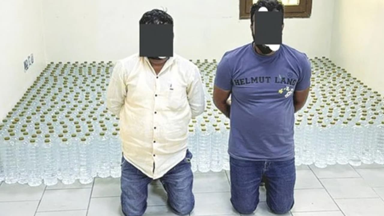 ‌വാറ്റുചാരായവുമായി ബസിൽ, പൊടുന്നനെ പരിശോധന, പ്രവാസികൾ കുവൈത്തിൽ പിടിയിലായി 