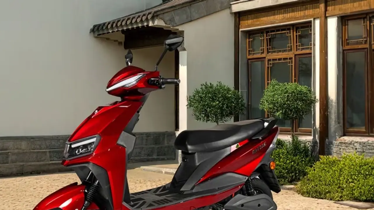 ഇനി പെട്രോൾ കാശ് മുഴുവൻ ലാഭിക്കാം! വെറും 42,000 രൂപയുടെ ഈ അത്ഭുത സ്‍കൂട്ടർ നഗര യാത്രയ്ക്ക് ഒരു മികച്ച ഓപ്ഷൻ