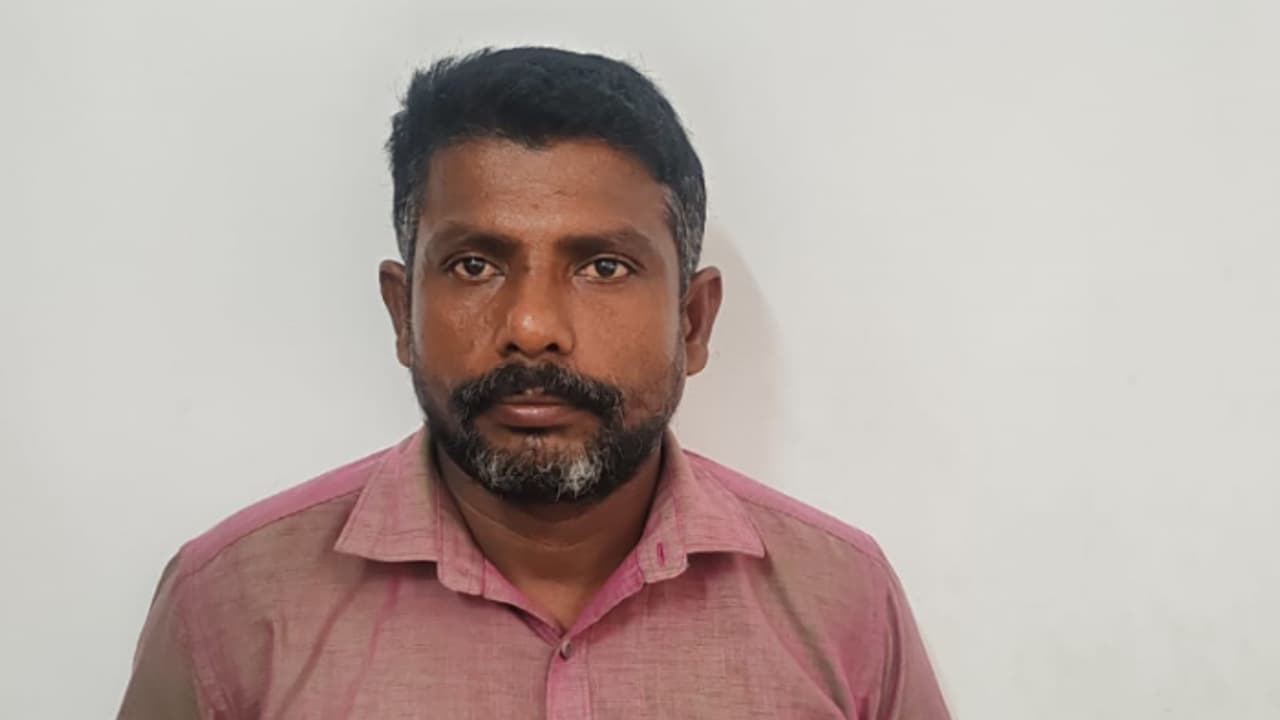 അച്ഛന്റെ കൂട്ടുകാരൻ, രാത്രി ഉറങ്ങിക്കിടക്കുന്ന 12 വയസുകാരനടുത്തെത്തി; മദ്യലഹരിയിൽ പീഡനം, 23 വർഷം തടവും പിഴയും അച്ഛന്റെ കൂട്ടുകാരൻ, രാത്രി ഉറങ്ങിക്കിടക്കുന്ന 12 വയസുകാരനടുത്തെത്തി; മദ്യലഹരിയിൽ പീഡനം, 23 വർഷം തടവും പിഴയും