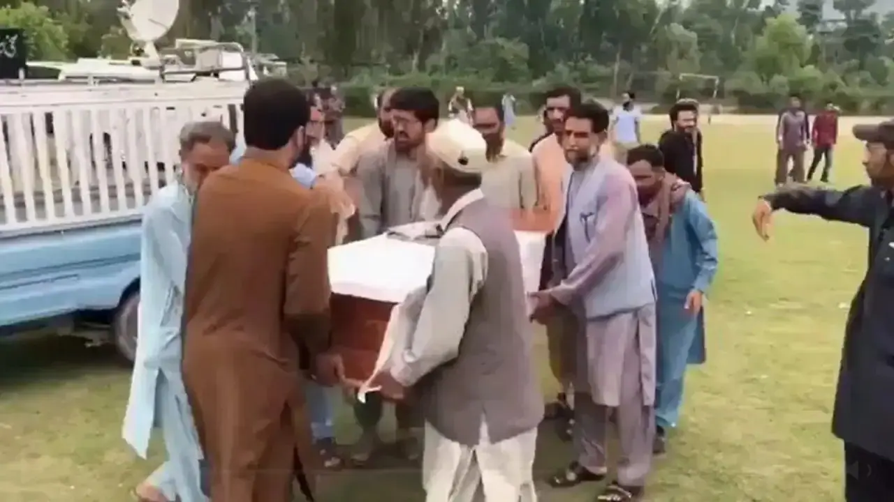 பயங்கரவாதியின் இறுதிச் சடங்கில் பாகிஸ்தான் ராணுவ அதிகாரிகள்! பயங்கரவாதியின் இறுதிச் சடங்கில் பாகிஸ்தான் ராணுவ அதிகாரிகள்!