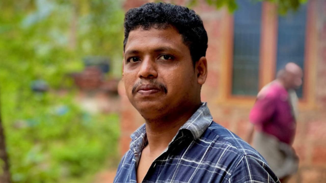 പാറക്കടവിലെ പച്ചക്കറി കടയിലെ ജീവനക്കാരൻ, അവധി പറഞ്ഞ് പോയിട്ട് ഒരാഴ്ച്ച; തിരിച്ചുവന്നില്ല, കാണാതായെന്ന് പരാതി പാറക്കടവിലെ പച്ചക്കറി കടയിലെ ജീവനക്കാരൻ, അവധി പറഞ്ഞ് പോയിട്ട് ഒരാഴ്ച്ച; തിരിച്ചുവന്നില്ല, കാണാതായെന്ന് പരാതി